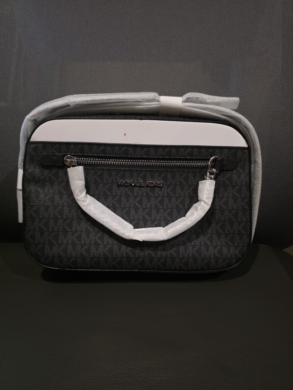 Michael Kors Black : Jet Set Item Large East/West Chain Zip Crossbody Bag